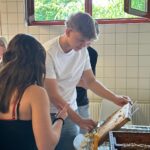 Honigwaben werden "entdeckelt"