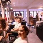 Im Salon wird fleißig gearbeitet-min